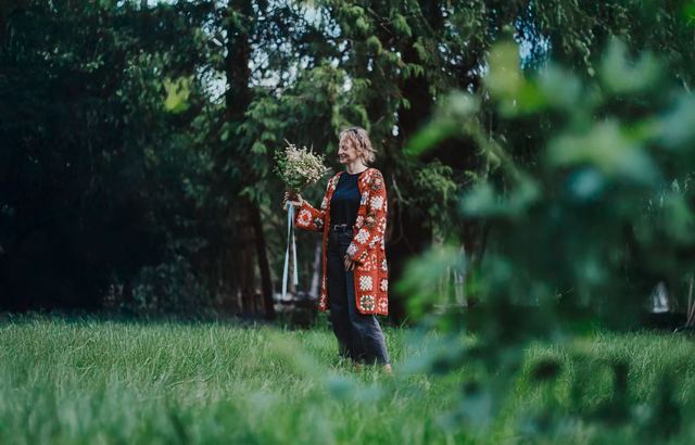 Island-Grown Beauty with Salt Spring Wedding Florist Buttercup Sandwich Florals