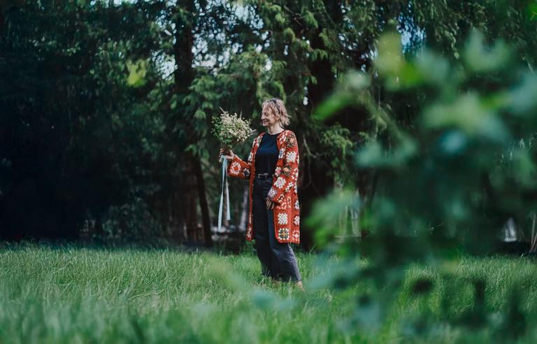 Island-Grown Beauty with Salt Spring Wedding Florist Buttercup Sandwich Florals